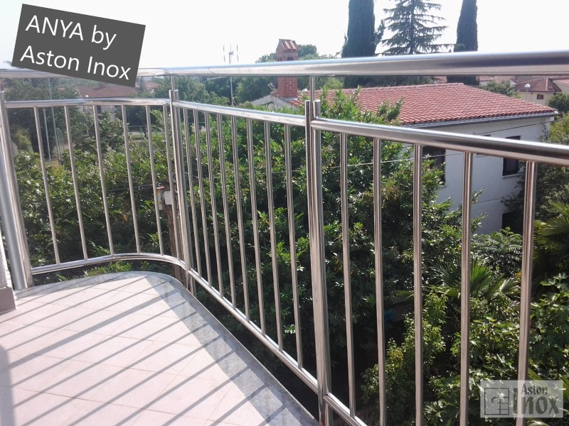 Inox ograda za balkone i terase sa okomitim ispunama